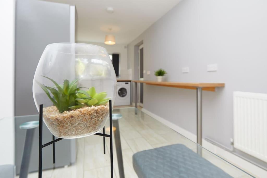 2 Bed House - Parking - Rolls Royce & Centre *