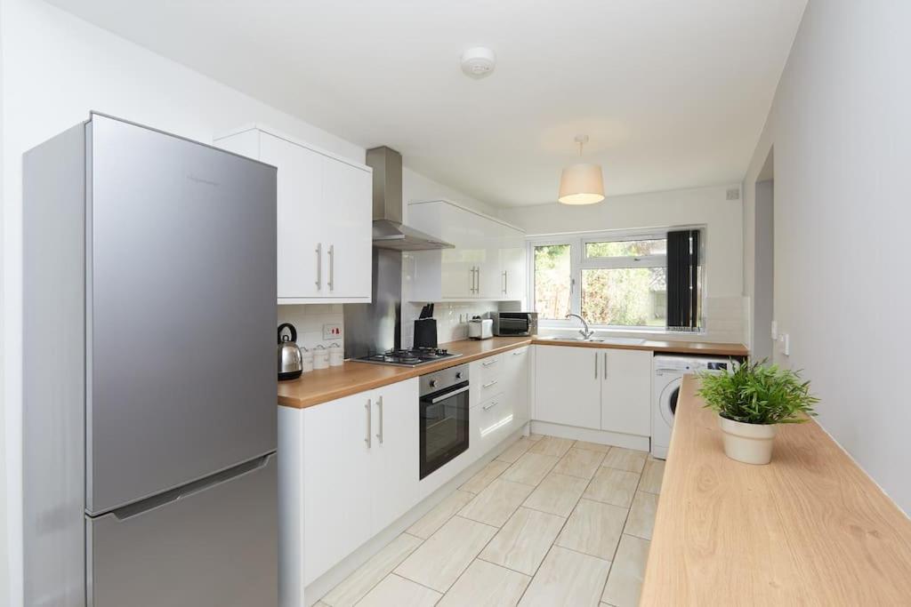 2 Bed House - Parking - Rolls Royce & Centre Apartment
