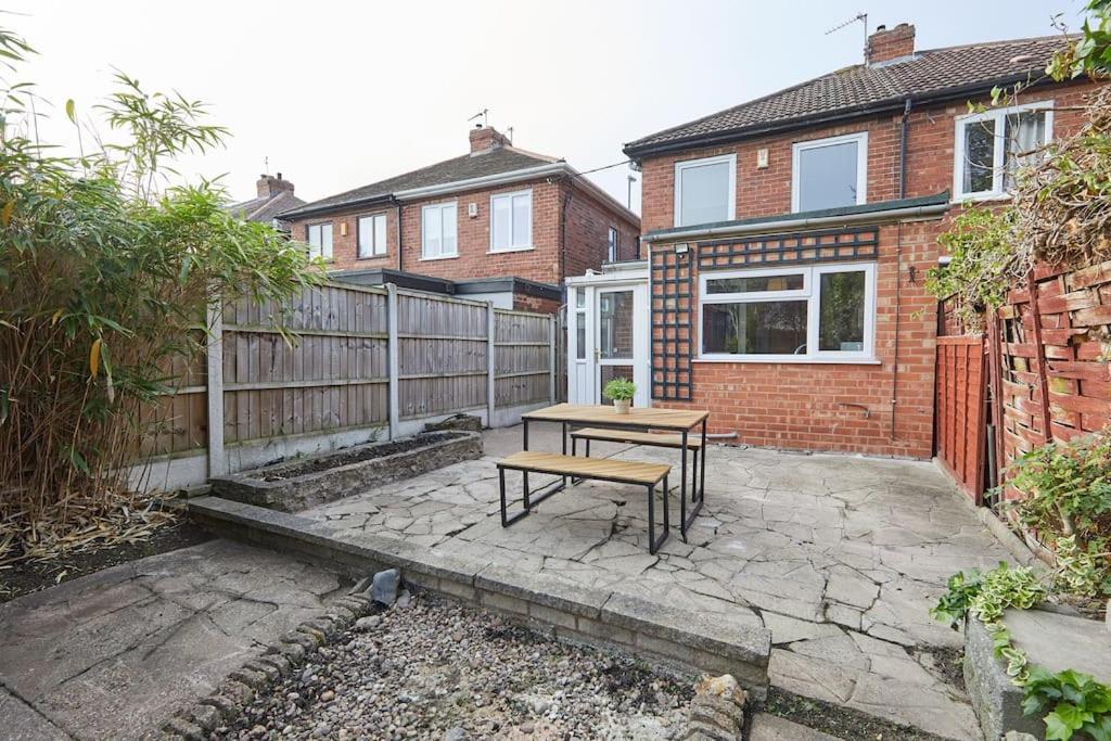 Apartment 2 Bed House - Parking - Rolls Royce & Centre