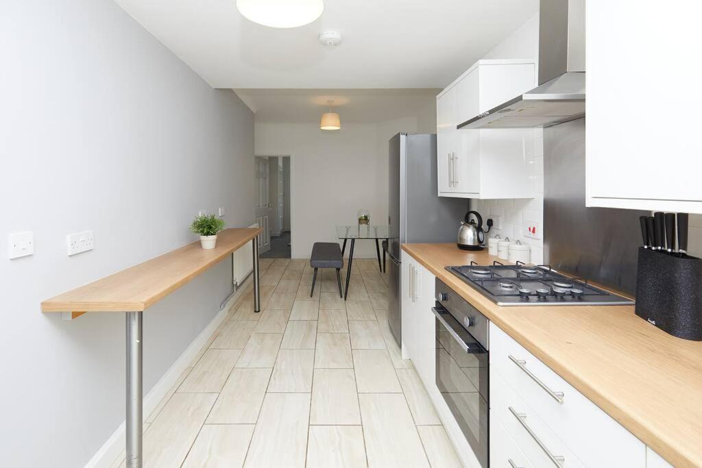 Apartment 2 Bed House - Parking - Rolls Royce & Centre *
