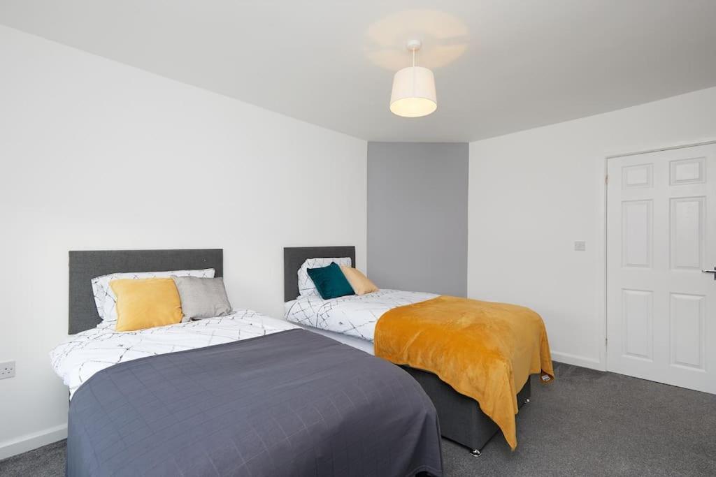 2 Bed House - Parking - Rolls Royce & Centre
