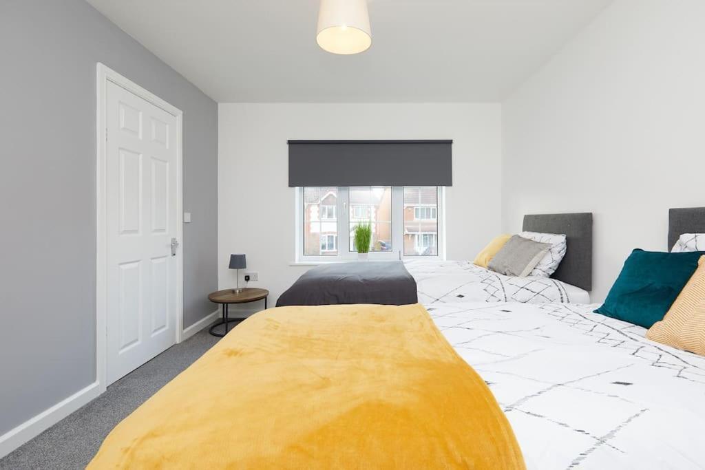 2 Bed House - Parking - Rolls Royce & Centre *