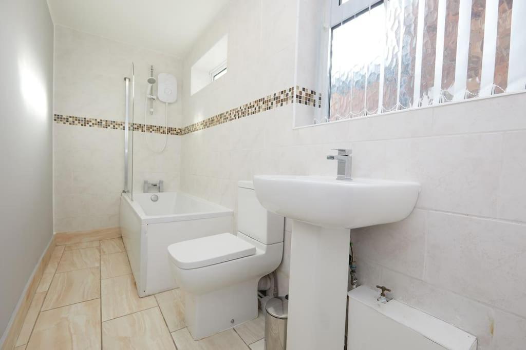 Apartment 2 Bed House - Parking - Rolls Royce & Centre *