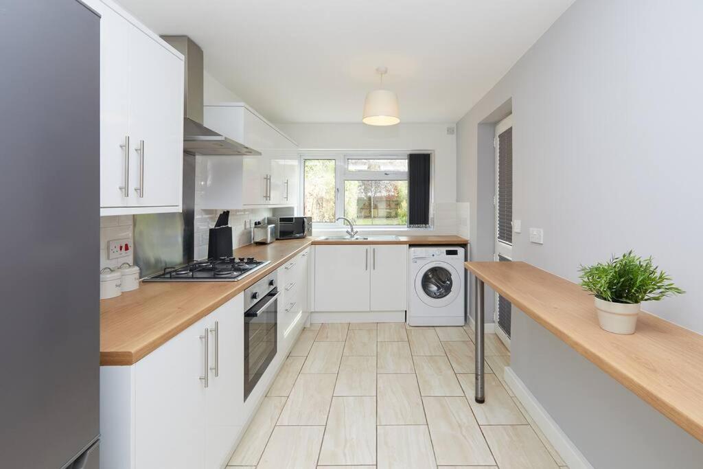 2 Bed House - Parking - Rolls Royce & Centre *
