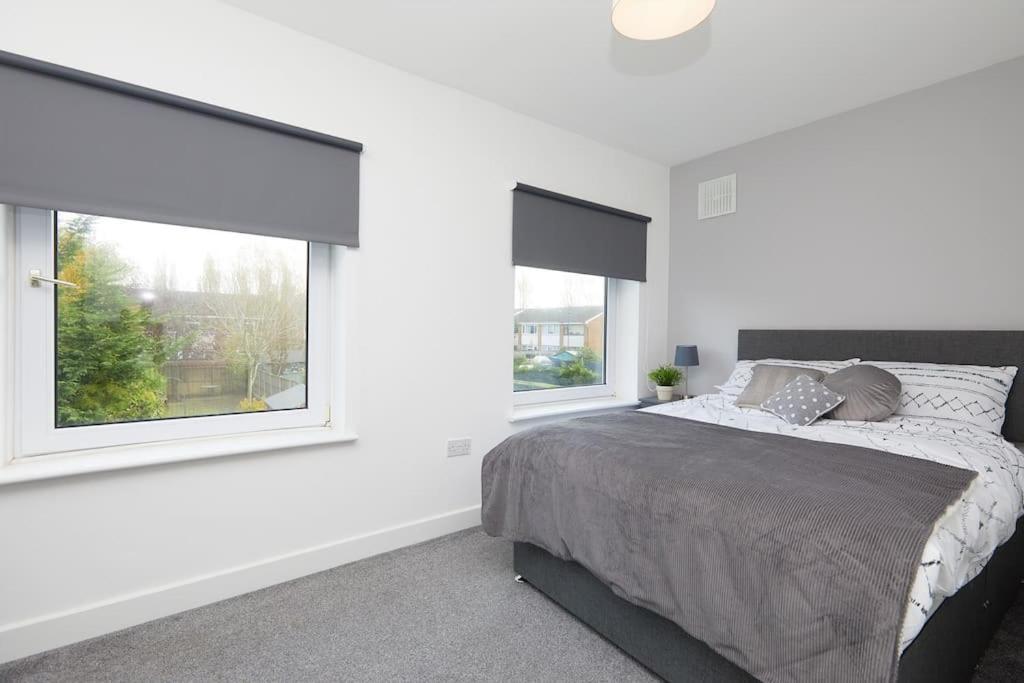 2 Bed House - Parking - Rolls Royce & Centre