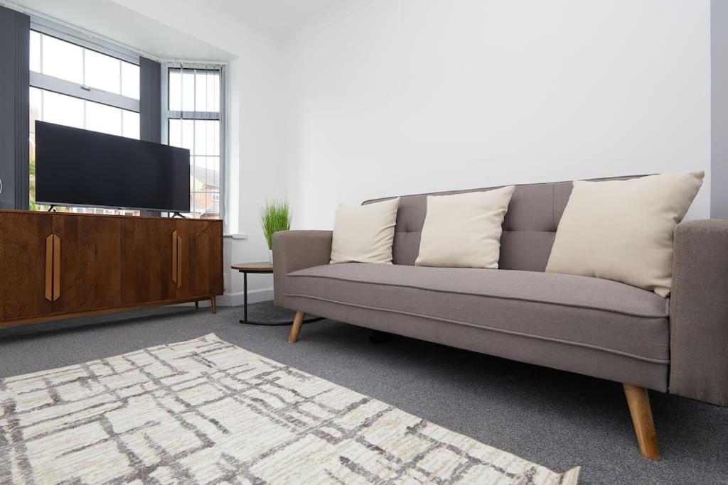 2 Bed House - Parking - Rolls Royce & Centre Apartment Derby