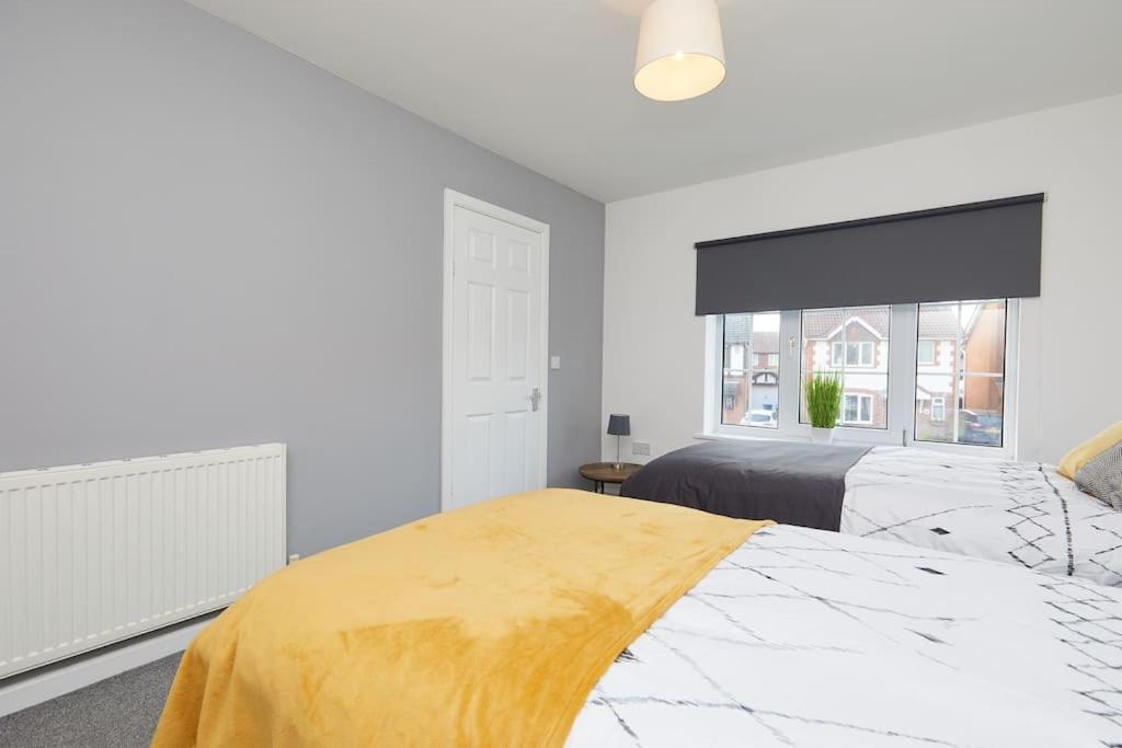 2 Bed House - Parking - Rolls Royce & Centre Derby