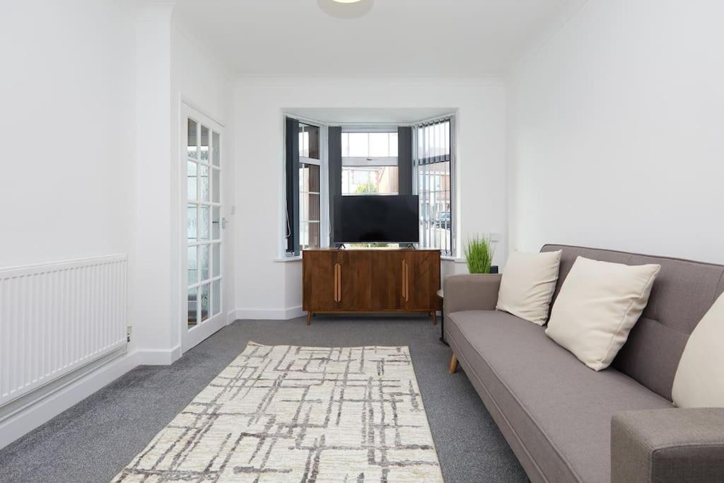 Apartment 2 Bed House - Parking - Rolls Royce & Centre *