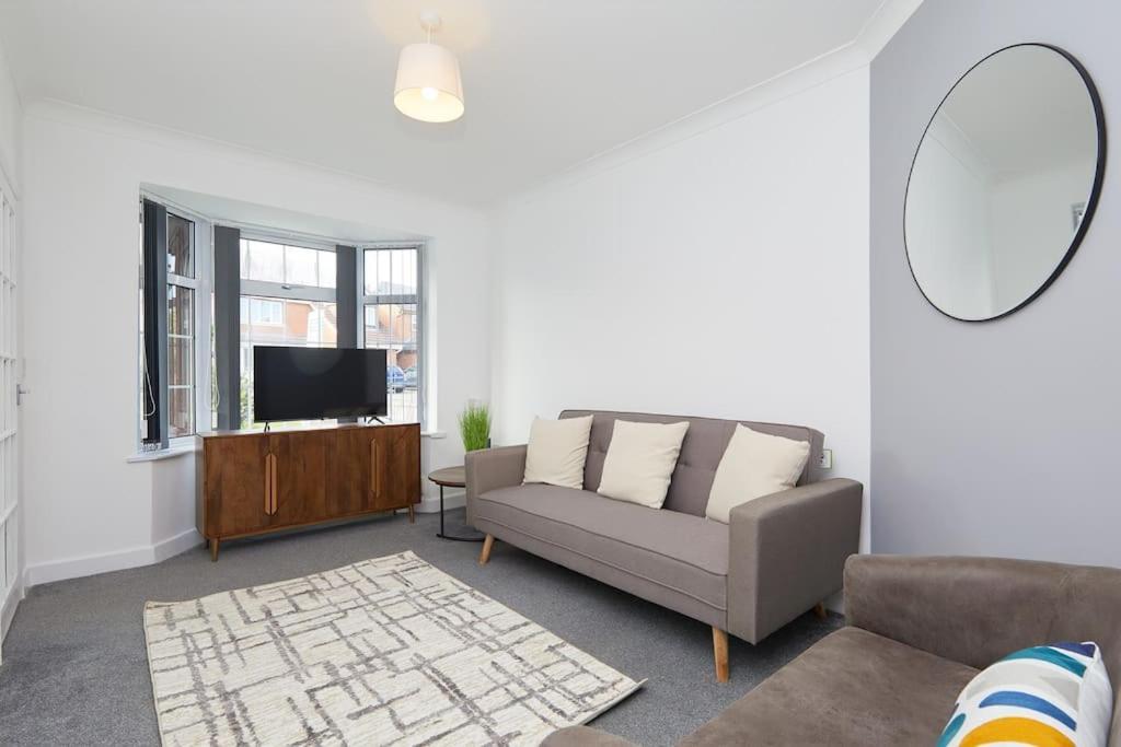 Apartment 2 Bed House - Parking - Rolls Royce & Centre Derby