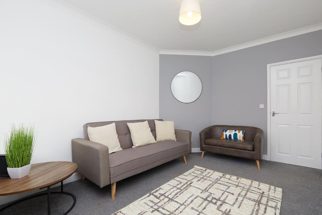 2 Bed House - Parking - Rolls Royce & Centre Apartment