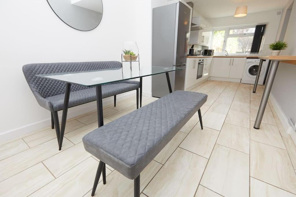 2 Bed House - Parking - Rolls Royce & Centre